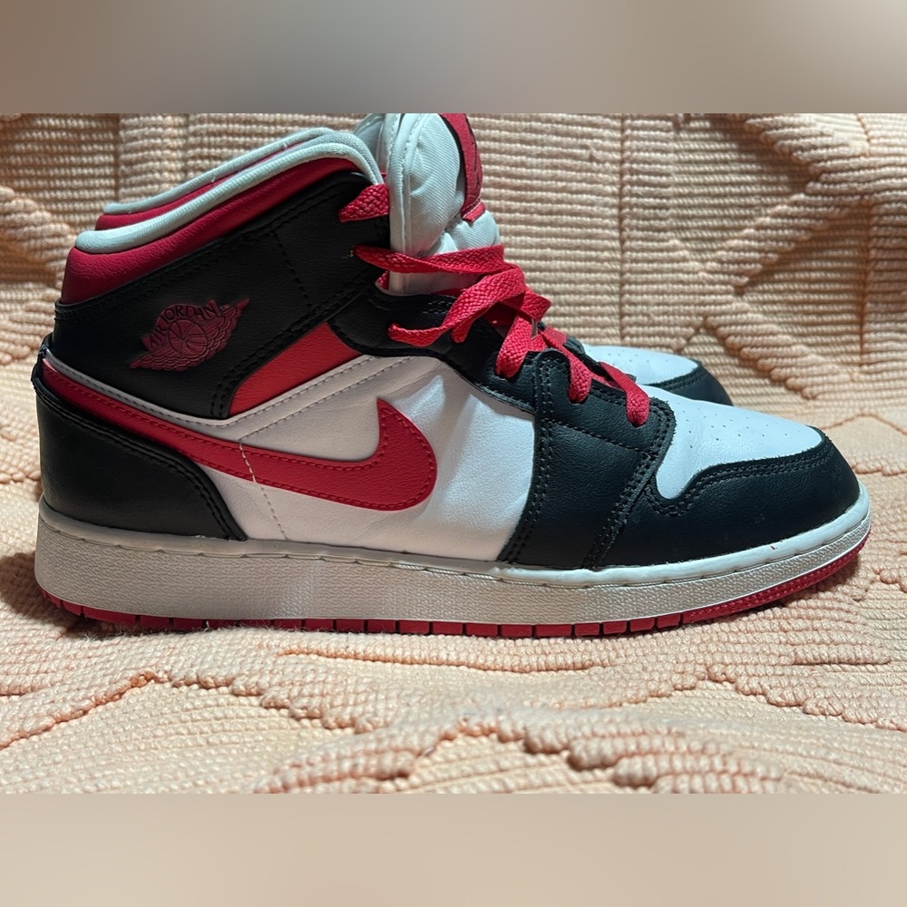 Jordan 1 Mid Very Berry youth size 7 GUC.